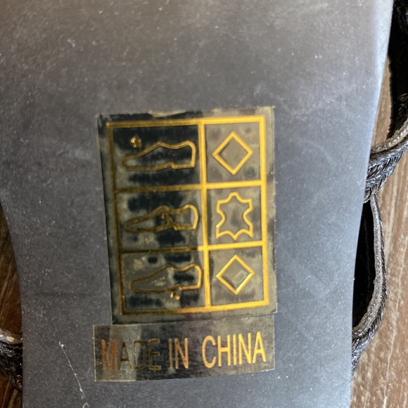 Ladies Browns sandals with rhinestone feature and leather soles. size 8B. - Picture 8 of 8